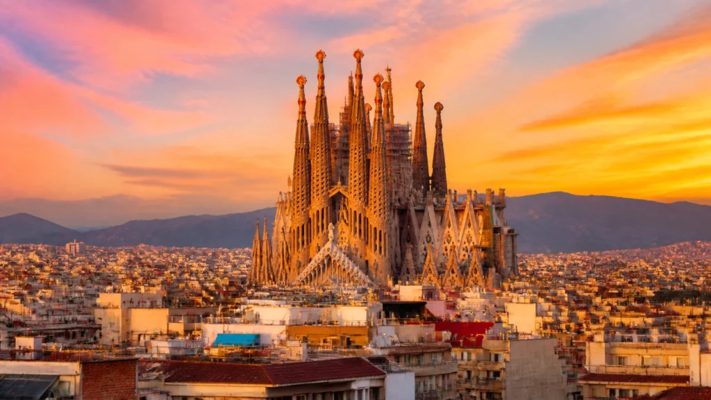Barcelona in September: The Best Month for Late Summer City Vibes and Festivals hbuikxvxzh0